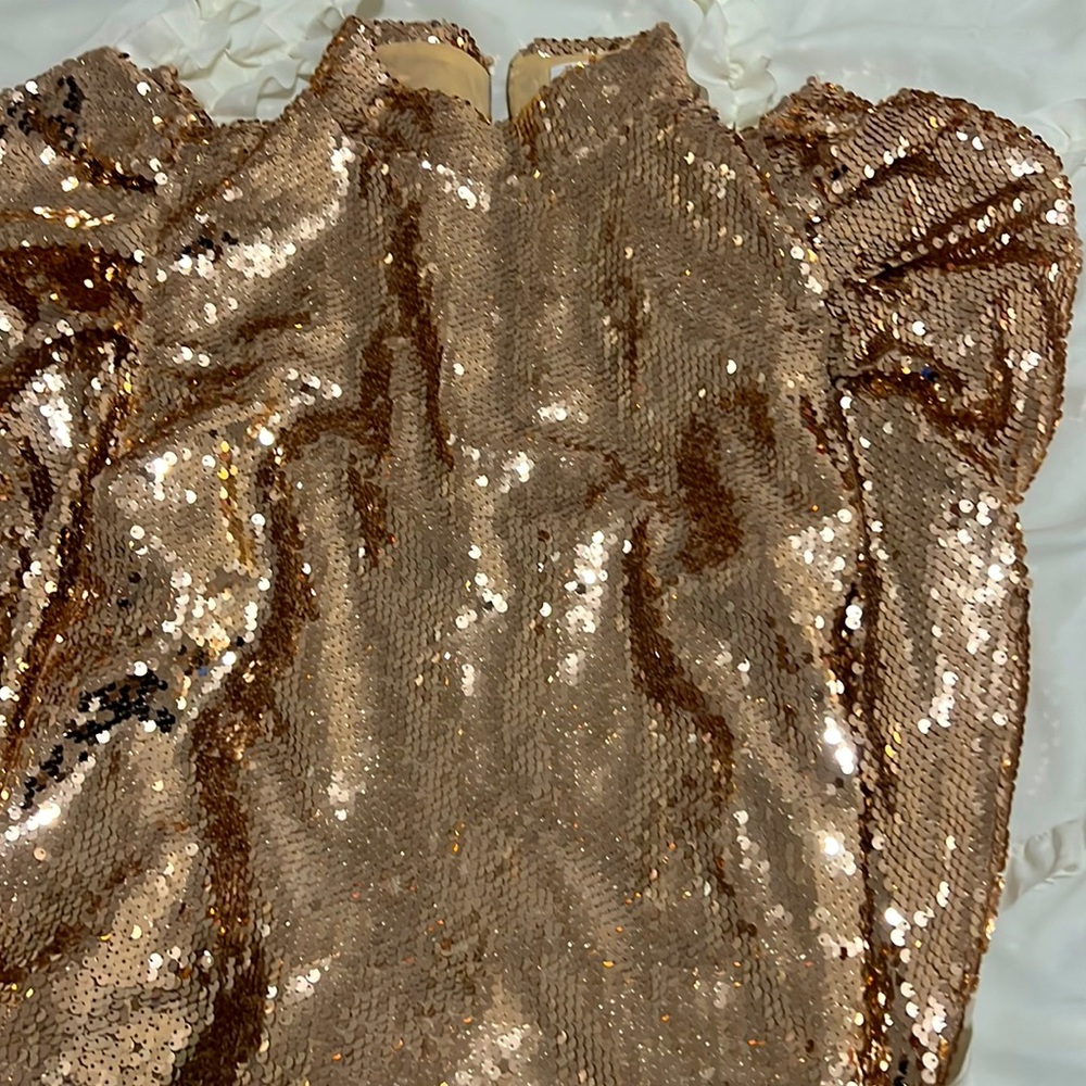 Beautiful gold sequin top with zipper in the back